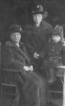 Vries de Jacoba 20-07-1880 met dochter en kleindochter (C87A).jpg